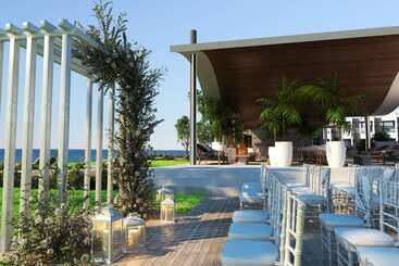 هتل Radisson Beach Resort Larnaca