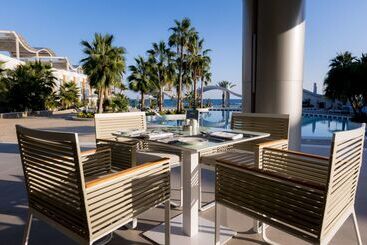 هتل Radisson Beach Resort Larnaca