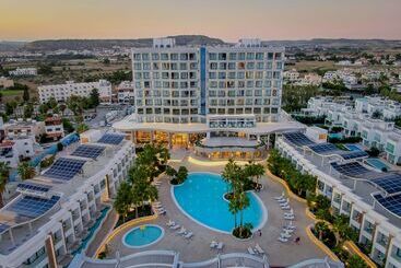 هتل Radisson Beach Resort Larnaca