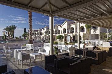 هتل Radisson Beach Resort Larnaca