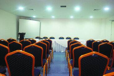 هتل Radisson Beach Resort Larnaca