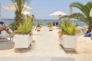 هتل Radisson Beach Resort Larnaca