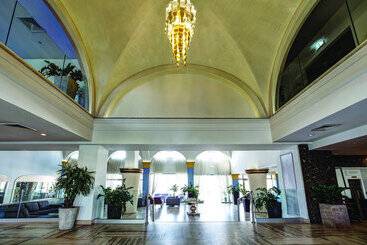 هتل Radisson Beach Resort Larnaca