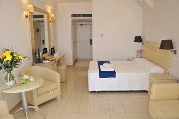 هتل Radisson Beach Resort Larnaca