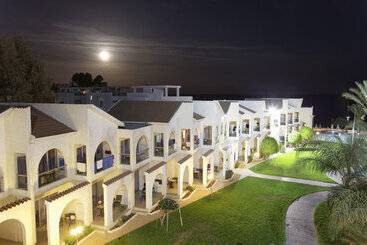 هتل Radisson Beach Resort Larnaca