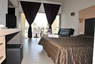 هتل Radisson Beach Resort Larnaca