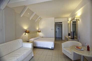 هتل Radisson Beach Resort Larnaca