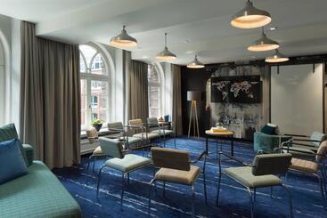 هتل Renaissance Hamburg