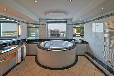 هتل Hilton Dusseldorf