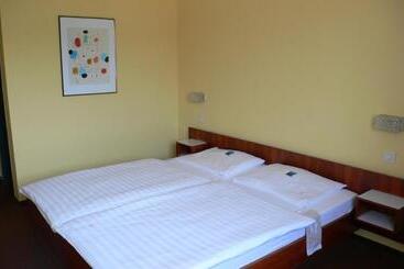 هتل Meran Hallenbad & Sauna