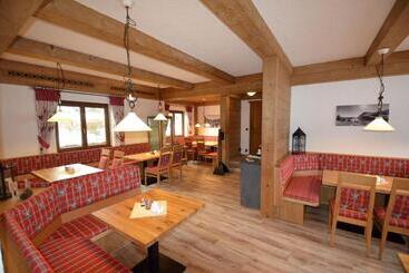 هتل Cafe Fuggerhof