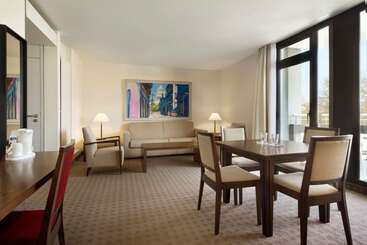 Otel Ramada Nürnberg Park