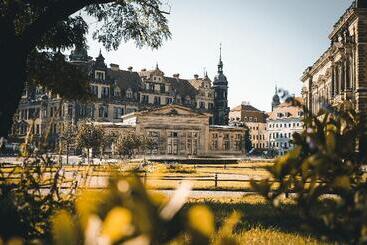 هتل The Student  Dresden
