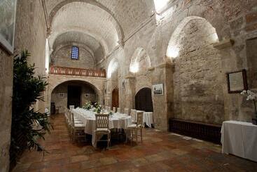 Garrigae Abbaye De Sainte Croix Hotel Et Table Provencale D Elegance