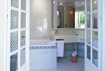 هتل Auberge De Noves