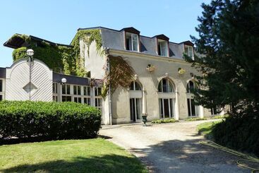 هتل Château De Bazeilles