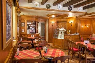 هتل Logis Hôtel De La Cloche