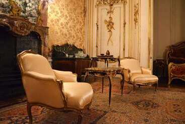 هتل Hôtel Aux Vieux Remparts, The Originals Relais