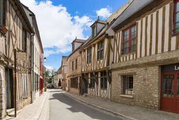 هتل Hôtel Aux Vieux Remparts, The Originals Relais