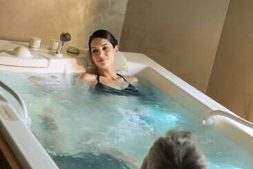 هتل Hôtel Valdys Thalasso & Spa Les Pins