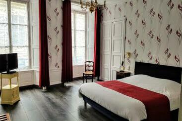 Отель Logis Le Grand Hôtel Du Louvre