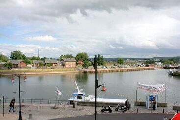 هتل Best Western Le Cheval Blanc  Vue Sur Le Port Plein Centre Ville
