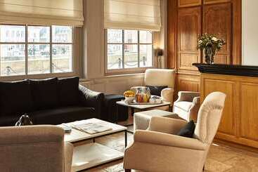 هتل Best Western Le Cheval Blanc  Vue Sur Le Port Plein Centre Ville
