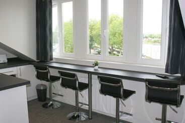 هتل Best Western Le Cheval Blanc  Vue Sur Le Port Plein Centre Ville