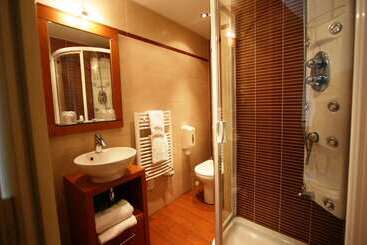 هتل Best Western Le Cheval Blanc  Vue Sur Le Port Plein Centre Ville