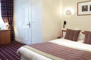 هتل Best Western Le Cheval Blanc  Vue Sur Le Port Plein Centre Ville