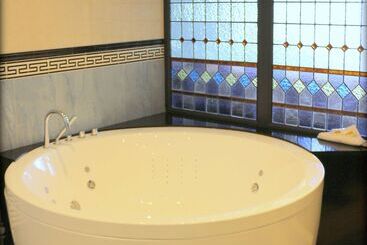 هتل Best Western Le Cheval Blanc  Vue Sur Le Port Plein Centre Ville