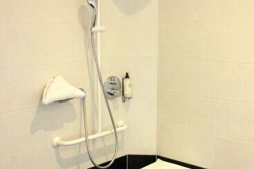 هتل Best Western Le Cheval Blanc  Vue Sur Le Port Plein Centre Ville
