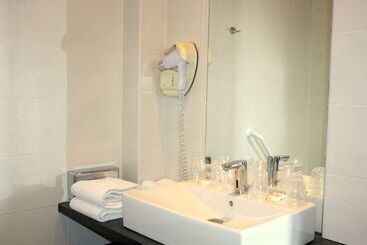 هتل Best Western Le Cheval Blanc  Vue Sur Le Port Plein Centre Ville