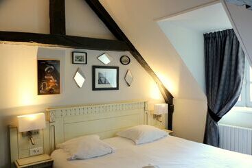 هتل Best Western Le Cheval Blanc  Vue Sur Le Port Plein Centre Ville