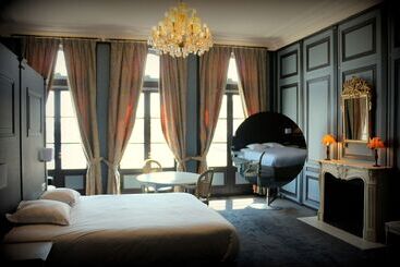 هتل Best Western Le Cheval Blanc  Vue Sur Le Port Plein Centre Ville