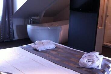 هتل Best Western Le Cheval Blanc  Vue Sur Le Port Plein Centre Ville