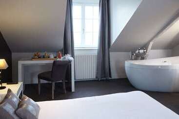 هتل Best Western Le Cheval Blanc  Vue Sur Le Port Plein Centre Ville
