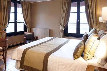 هتل Best Western Le Cheval Blanc  Vue Sur Le Port Plein Centre Ville