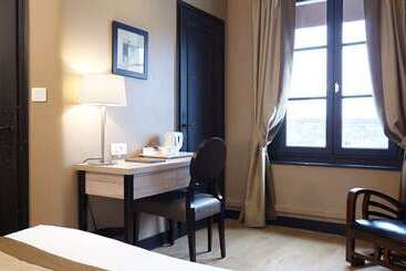 هتل Best Western Le Cheval Blanc  Vue Sur Le Port Plein Centre Ville