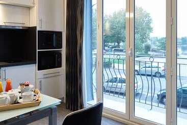 هتل Best Western Le Cheval Blanc  Vue Sur Le Port Plein Centre Ville