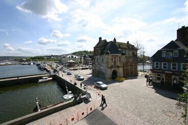 هتل Best Western Le Cheval Blanc  Vue Sur Le Port Plein Centre Ville