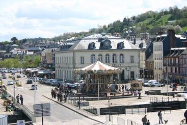 هتل Best Western Le Cheval Blanc  Vue Sur Le Port Plein Centre Ville