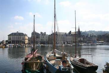 هتل Best Western Le Cheval Blanc  Vue Sur Le Port Plein Centre Ville