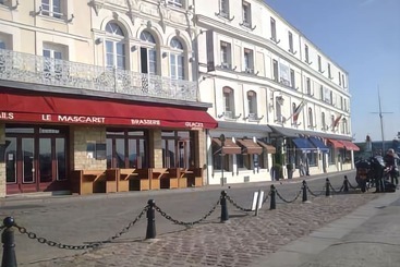 هتل Best Western Le Cheval Blanc  Vue Sur Le Port Plein Centre Ville
