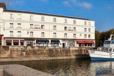 هتل Best Western Le Cheval Blanc  Vue Sur Le Port Plein Centre Ville