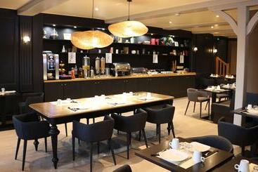 هتل Best Western Le Cheval Blanc  Vue Sur Le Port Plein Centre Ville
