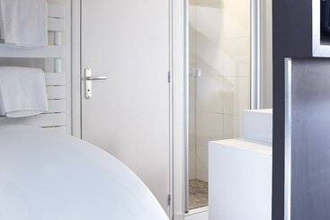 هتل Best Western Le Cheval Blanc  Vue Sur Le Port Plein Centre Ville