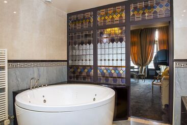 هتل Best Western Le Cheval Blanc  Vue Sur Le Port Plein Centre Ville