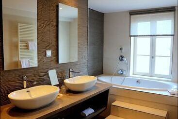 هتل Best Western Le Cheval Blanc  Vue Sur Le Port Plein Centre Ville