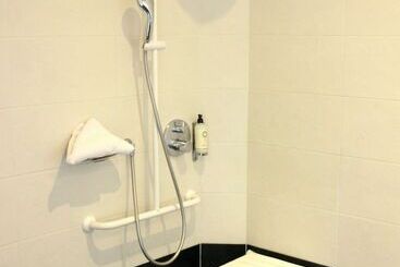 هتل Best Western Le Cheval Blanc  Vue Sur Le Port Plein Centre Ville